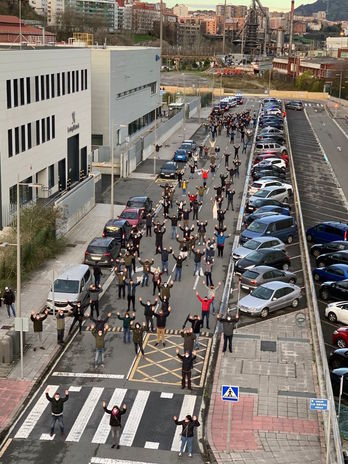 Protesta de hoy de los trabajadores de ITP contra la actuación de la Ertzaintza.(@LEzkerraldea)