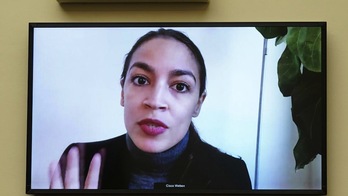 Alexandria Ocasio-Cortez, durante una audiencia telemática del Comité de Servicios Financieros de la Cámara de Representantes, el pasado 2 de diciembre. (AFP)