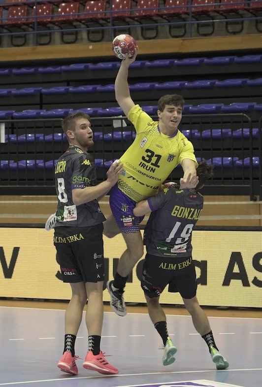 En un partido loco, el último choque entre Bidasoa y Ademar León se saldó con derrota guipuzcoana por 28-29. (Gorka RUBIO / FOKU)