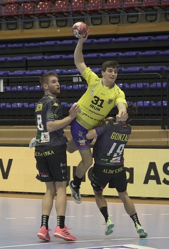 En un partido loco, el último choque entre Bidasoa y Ademar León se saldó con derrota guipuzcoana por 28-29. (Gorka RUBIO / FOKU)