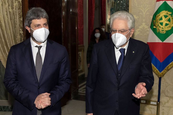 El presidente de la Cámara de Diputados, Roberto Fico, que ha ejercido de mediador, con el presidente, Sergi Mattarella. (AFP)