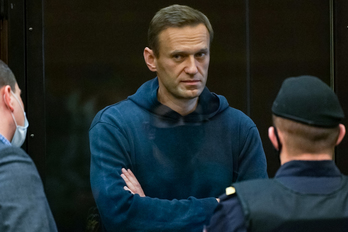 Navalny, dentro de una celda de vidrio durante una audiencia judicial en Moscú. (AFP)