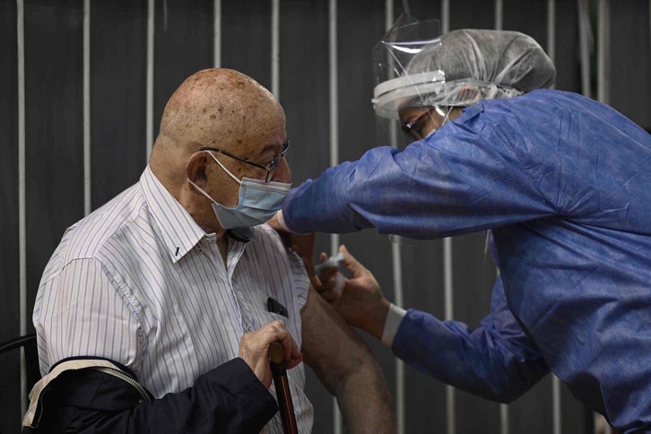 En Argentina ya se ha usado medio millón de dosis de la vacuna Sputnik V. (Juan MANBROMATA / AFP)