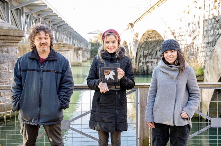 Pantxis Bidartek, Alaia Martinek eta Lohitzune Amatriak jaso dute saria. (Dani BLANCO)