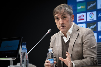 Fran Garagarza durante la rueda de prensa que ha ofrecido este mediodía en Ipurua. (Gorka Rubio/Foku)