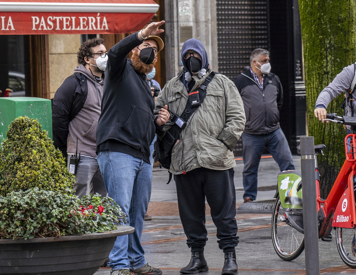 Álex de la Iglesia, en el centro de la imagen, durante el rodaje que tuvo lugar en Bilbo. (Marisol RAMIREZ-FOKU)