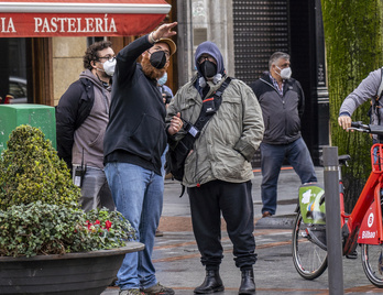 Álex de la Iglesia, en el centro de la imagen, durante el rodaje que tuvo lugar en Bilbo. (Marisol RAMIREZ-FOKU)