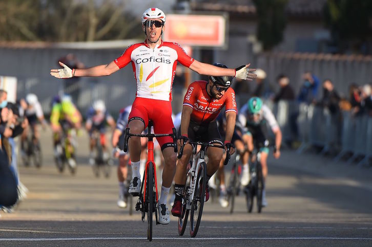 Laporte alza los brazos tras ganar la primera etapa del Etoile de Bessèges. (Sylvain THOMAS/AFP)