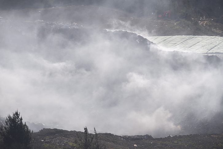 El vertedero de Zaldibar, envuelto en humo tras el derrumbe. (FOKU)
