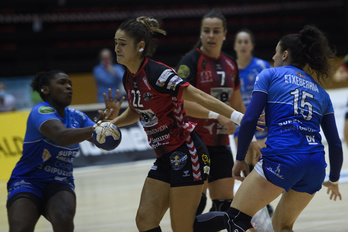 Bera Bera eta Zuazoko jokalariak, denboraldi honetako derbian. (Monika DEL VALLE/FOKU)