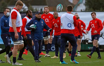 Eddie Jones dirige un entrenamiento de la selección de Inglaterra. (ADRIAN DENNIS / AFP)