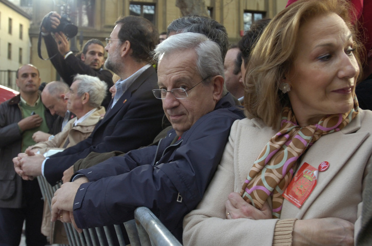 Jaime Ignacio del Burgo, junto a Mariano Rajoy, en una manifestación en Iruñea. (FOKU)