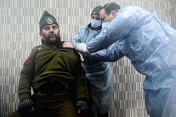 Vacunando a un policía en India. (Tauseef MUSTAFA | AFP)