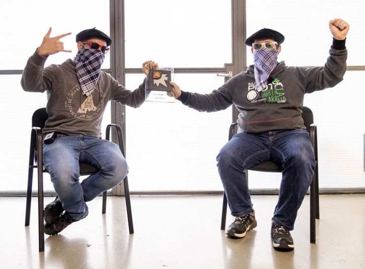 Euskal Encodings-eko ordezkariek jaso dute saria. (Dani BLANCO)