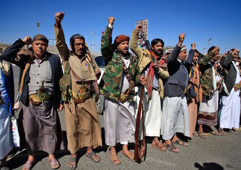 Milicianos yemeníes en una protesta contra la decisión de EEUU de considerar terroristas a los hutíes.(Mohamed HUWAIS/AFP)