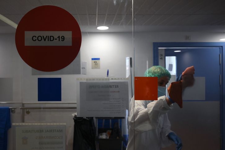 Una trabajadora sanitario limpia las paredes de un ala covid-19 en el Hospital Del Mar de Barcelona. (Lluis GENE/AFP)