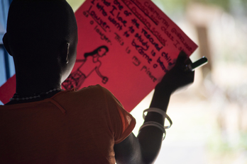 Neska bat marrazki bat egiten. (UNICEF eta UNFPA)