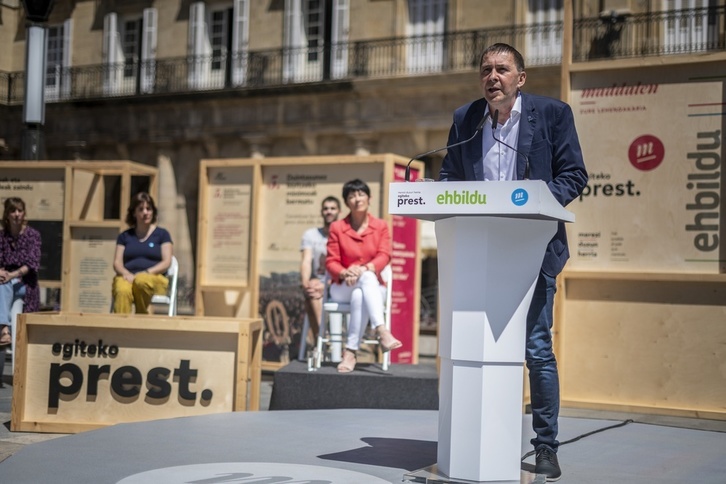 Arnaldo Otegi en un acto de campaña en Bilbo, en el que también participó Marta Vilalta de ERC. (Jaizki FONTANEDA/FOKU)