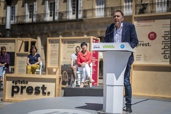 Arnaldo Otegi en un acto de campaña en Bilbo, en el que también participó Marta Vilalta de ERC. (Jaizki FONTANEDA/FOKU)
