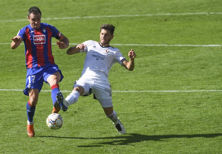 Eibar y Osasuna, que empataron en la primera vuelta, necesitan victorias y también empiezan a pensar en el golaverage. (Jon URBE/FOKU)