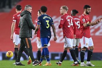 El entrenador Ole Gunnar Solskjaer felicita a sus jugadores del Manchester United tras el último partido contra el Southampton. (Laurence GRIFFITHS/AFP)