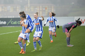 Palacios recibe el abrazo de sus compañeras tras anotar el gol del empate. (Gorka RUBIO/FOKU))