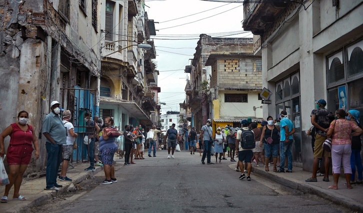 La gente hace cola para comprar en La Habana. (Yamil LAGE / AFP)