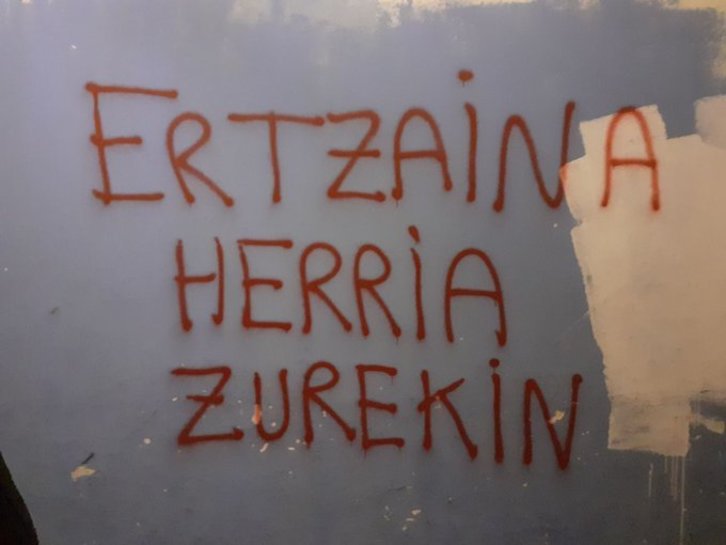 Pintada de «Ertzaina herria zurekin». 