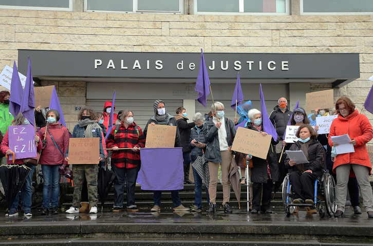 Una concentración ha trasladado la solidaridad con Julie, esta mañana, a las puertas del Tribunal de Baiona. (Bob EDME)