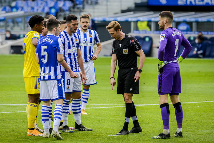 Pizarro Gómez pita un penalti por una mano de Zubeldia que tras ser analizada por el VAR fue anulado. (Gorka RUBIO/FOKU)