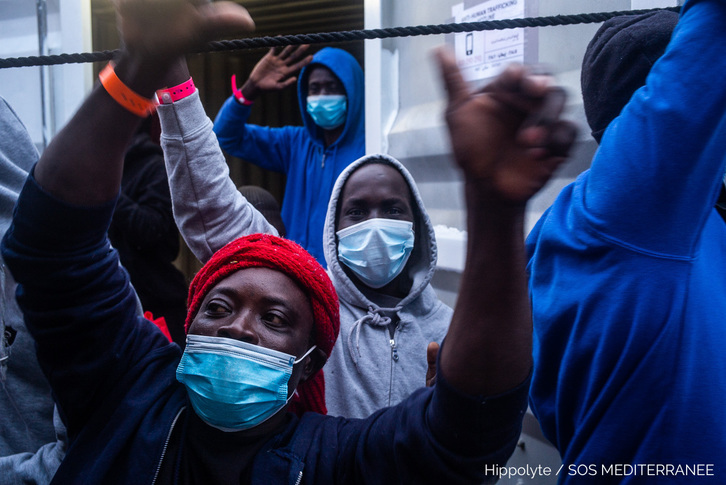 Ontzian doazenen poza, lehorreratzeko baimena jaso dutela jakin dutenean. (Hyppolite/SOS MEDITERRANÉE)