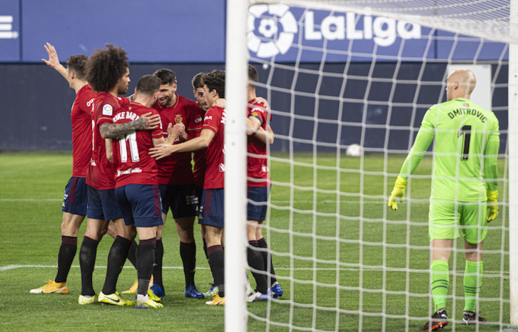 Los jugadores de Osasuna se abrazan con Calleri para celebrar el 1-0, que llegaba a los 18 minutos de partido. (Jagoba MANTEROLA/FOKU)