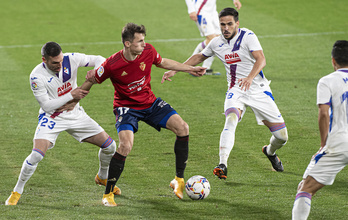 Budimir, autor del segundo gol rojillo, rodeado de rivales. (Jagoba Manterola/Foku)