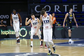 Un infatigable POlonara celebra una de sus muchas acciones positivas, así anotando triples como poniendo tapones. (E. COBOS / ACB PHOTO)