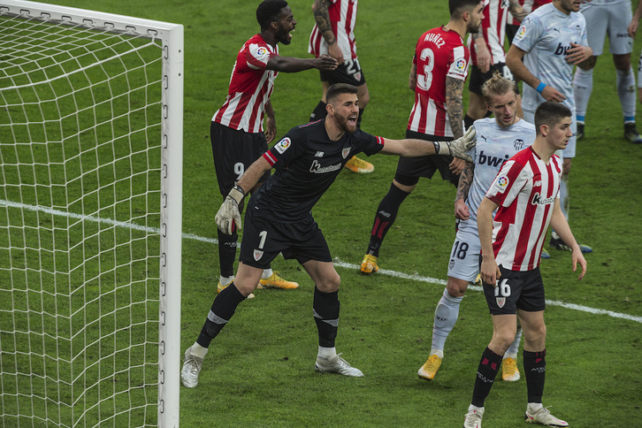 Unai Simón va recuperando la confianza tras cometer errores graves al inicio de temporada. (Aritz LOIOLA / FOKU)
