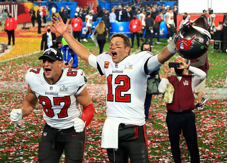 Rob Gronkowski y Tom Brady celebran un nuevo título, el primero con los Bucs. (MIKE EHRMANN / AFP)