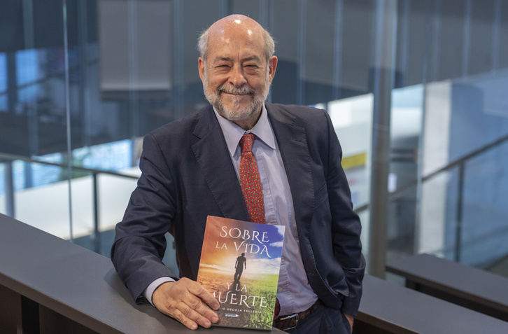 Juan Luis Urcola con su último libro en la mano. (Andoni CANELLADA / FOKU)