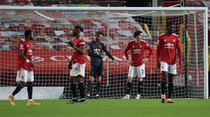 Los jugadores del Manchester United se lamentan tras perder dos puntos en el minuto 95 ante el Everton el sábado. (Martin RICKETT/AFP)