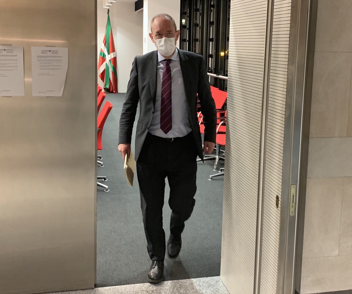 José María Armentia, viceconsejero de Función Pública, saliendo de la reunión. (IREKIA.EUS)