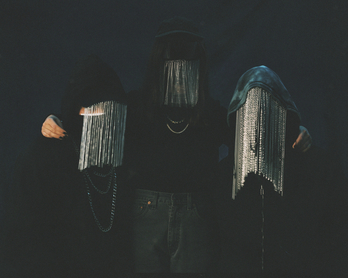 Aurpegia estalita agertzen dira argazkietan Julen, Paskal eta Sara, Merina Gris taldeko kideak.