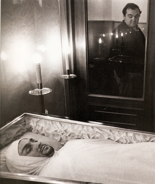 El cuerpo de Joxe Arregi, en la capilla ardiente. (Fondo Euskal Memoria)