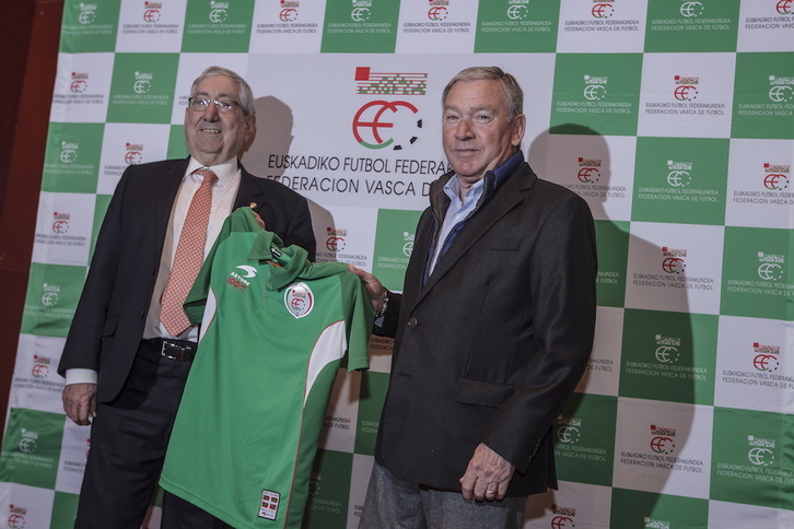 Elustondo con el seleccionador Javier Clemente. (Aritz LOIOLA / FOKU)
