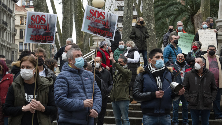 Los hosteleros se han concentrado ante el TSJPV mientras este deliberaba. (Monika DEL VALLE/FOKU)