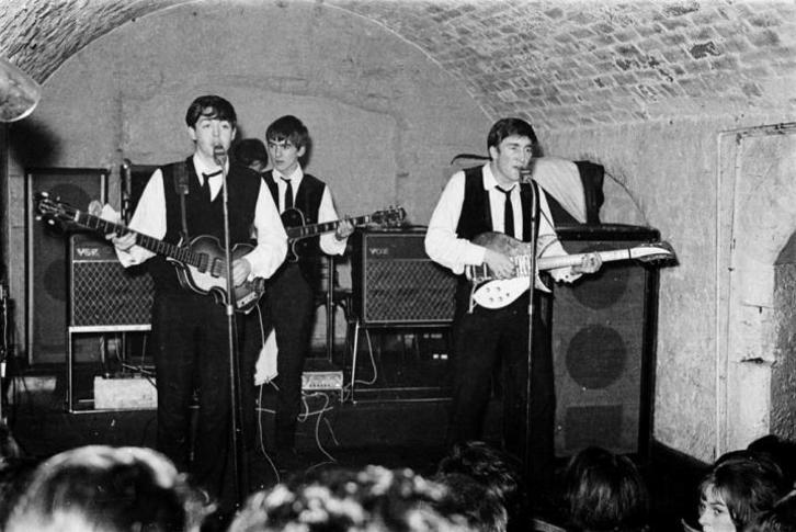The Beatles sobre el escenario de The Cavern Club. (NAIZ)