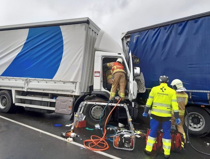 Imagen de un accidente entre dos camiones. (@BomberosAraba)