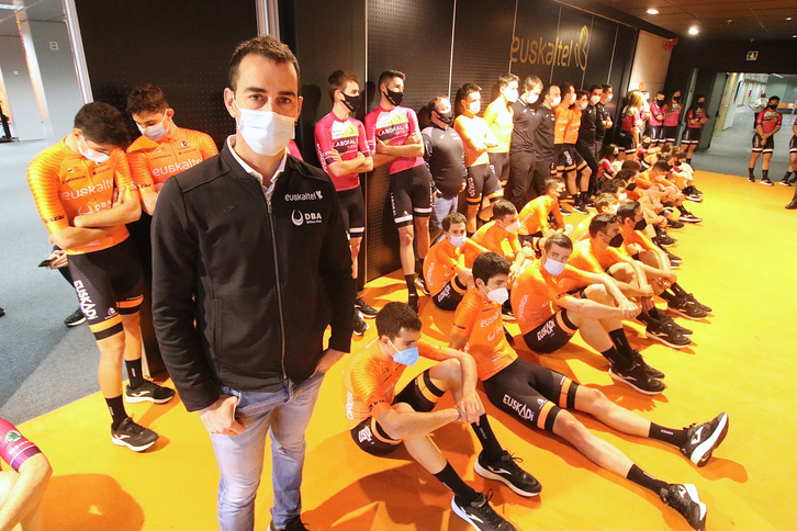 El director Jorge Azanza, junto a sus corredores y los del equipo amateur y femenino del Laboral Kutxa en la presentación en la sede de Euskaltel. (Oskar MATXIN / FOKU)