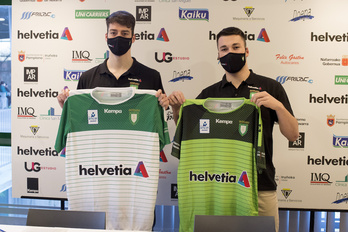 Marcos Cancio y Aitor García posan con las camisetas de Anaitasuna. (Iñigo URIZ/FOKU)