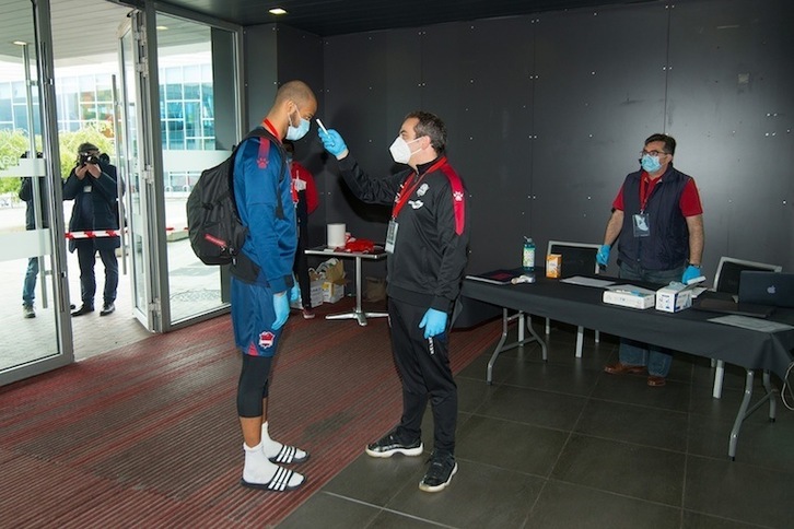Foto de archivo del control de la plantilla de Saski Baskonia antes de afrontar la burbuja de junio. (BASKONIA)