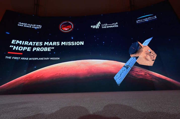 Imagen de la misión en el centro espacial emiratí. (Giuseppe CACACE/AFP)