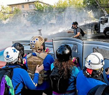 Polizia eta herritarren arteko istiluak Santiagon.